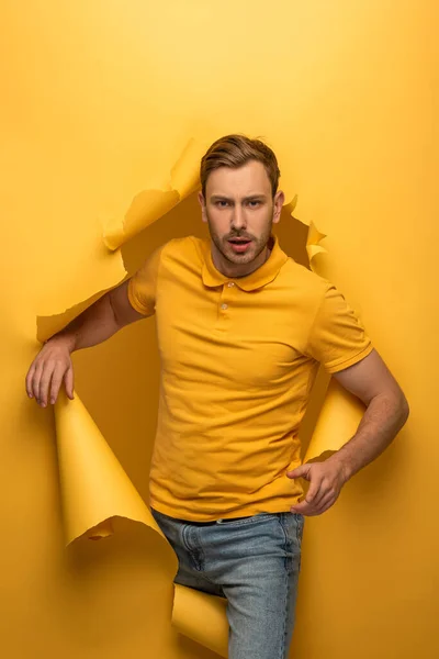 Schöner Mann Gelbem Outfit Geht Durch Gelbes Papierloch — Stockfoto