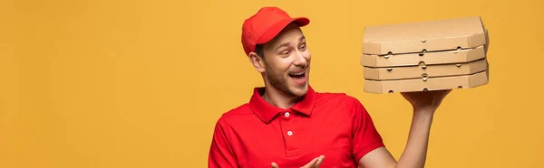 Glad Leverans Man Röd Uniform Pekar Med Handen Pizza Lådor — Stockfoto