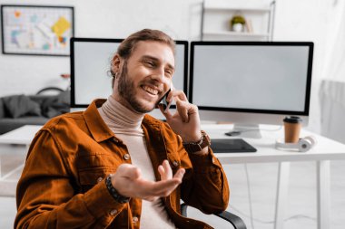 Ofiste akıllı telefonla konuşurken pozitif dijital tasarımcı hareketi