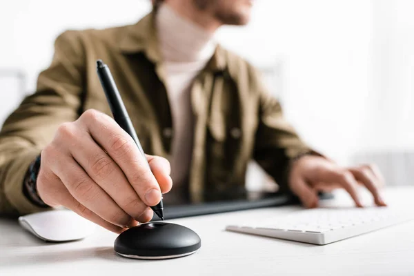 Selective Focus Artist Using Computer Keyboard Graphics Tablet Table — Stock Photo, Image