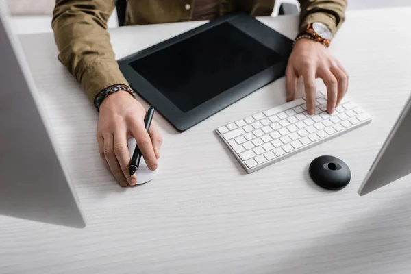 Vista Recortada Artista Utilizando Ratón Computadora Teclado Cerca Tableta Gráfica —  Fotos de Stock