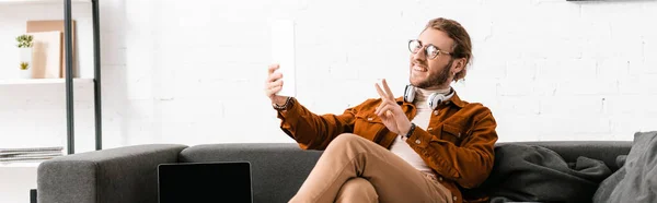 Panoramic Shot Smiling Artist Showing Peace Sign While Having Video — Stock Photo, Image