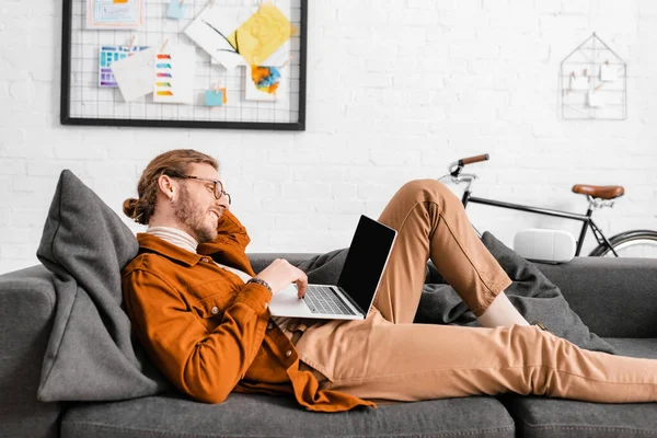 Zijaanzicht Van Glimlachende Kunstenaar Met Behulp Van Laptop Buurt Headset — Stockfoto