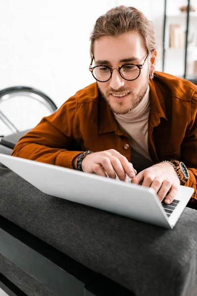 Focus Selettivo Artista Sorridente Utilizzando Computer Portatile Sul Divano Ufficio — Foto Stock