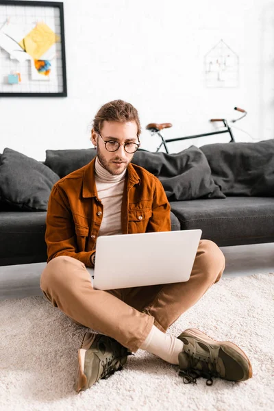 Artist Using Laptop While Sitting Floor Office — Stock Photo, Image