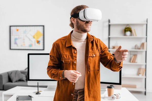 Sonriendo Artista Gesto Mientras Utiliza Auriculares Realidad Virtual Oficina — Foto de Stock