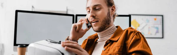 Imagen Panorámica Del Diseñador Digital Hablando Smartphone Sosteniendo Auriculares Realidad — Foto de Stock