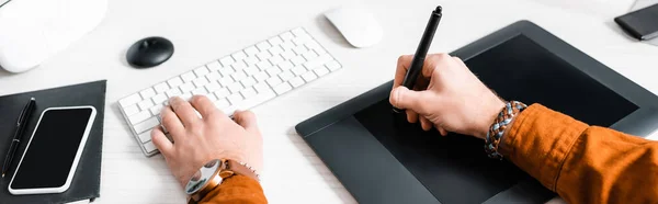 Vágott Kilátás Művész Segítségével Grafikus Tabletta Számítógép Billentyűzet Közelében Okostelefon — Stock Fotó