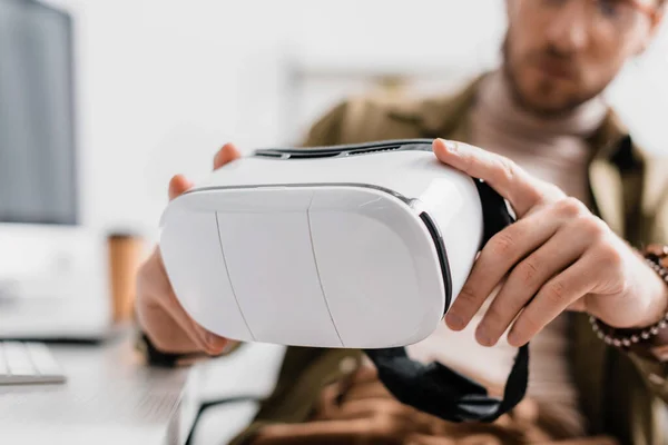 Selective Focus Artist Holding Virtual Reality Headset Table — Stock Photo, Image