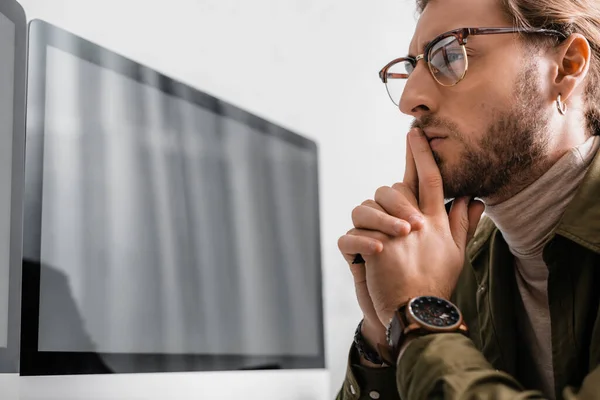 Nachdenklicher Künstler Blickt Auf Computermonitor Isoliert Auf Grau — Stockfoto