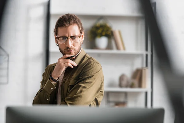 Selective Focus Pensive Digital Designer Holding Stylus Graphic Tablet Looking — Stock Photo, Image