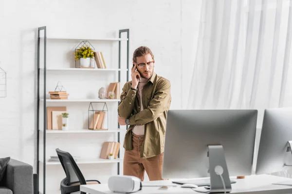 Thoughtful Artist Looking Computer Monitors Table Office — Stock Photo, Image