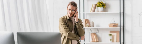 Panoramische Opname Van Pensive Kunstenaar Zoek Naar Computer Monitoren Het — Stockfoto