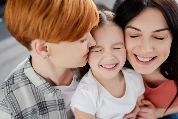 Χαμογελώντας Ζευγάρι Του Ίδιου Φύλου Αγκαλιάζει Παιδί Στο Σπίτι — Φωτογραφία Αρχείου