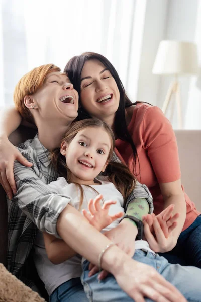 Selektiver Fokus Gleichgeschlechtlicher Eltern Die Lachen Während Sie Ihre Tochter — Stockfoto