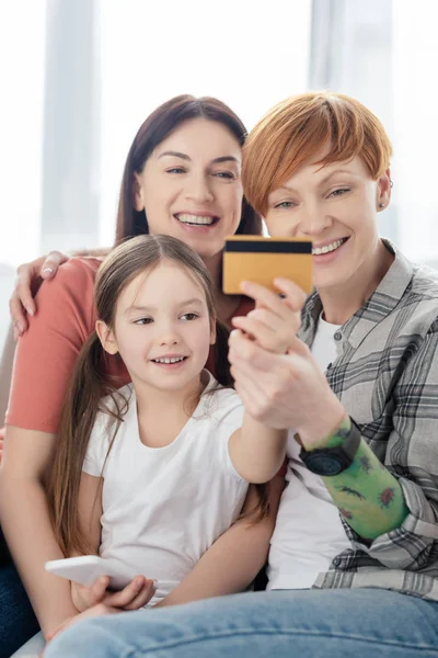 Foco Seletivo Criança Sorridente Com Smartphone Segurando Cartão Crédito Perto — Fotografia de Stock