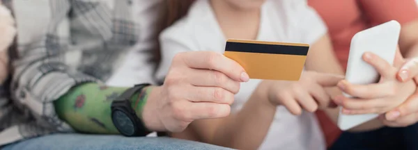 Cropped View Same Sex Parents Using Smartphone Credit Card Daughter — Stock Photo, Image