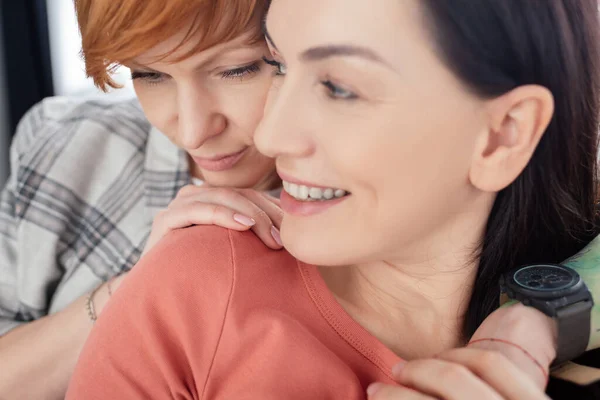 Selective Focus Woman Hugging Smiling Girlfriend Home — Stock Photo, Image