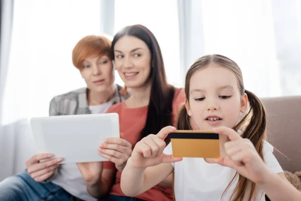 Foco Seletivo Criança Segurando Cartão Crédito Perto Mães Usando Tablet — Fotografia de Stock