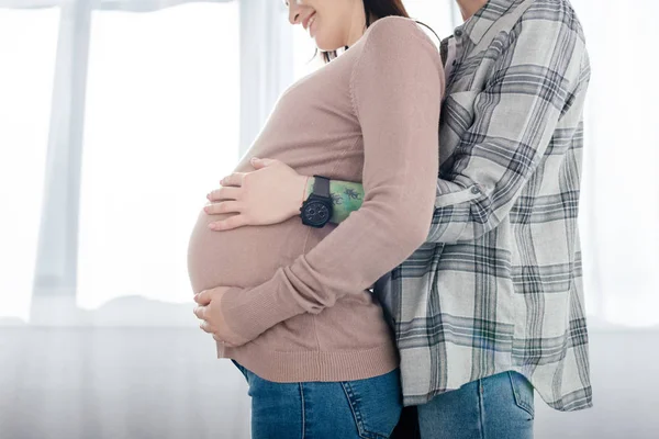 豊満な視点の女性タッチベリーの笑顔妊娠中の彼女に家 — ストック写真
