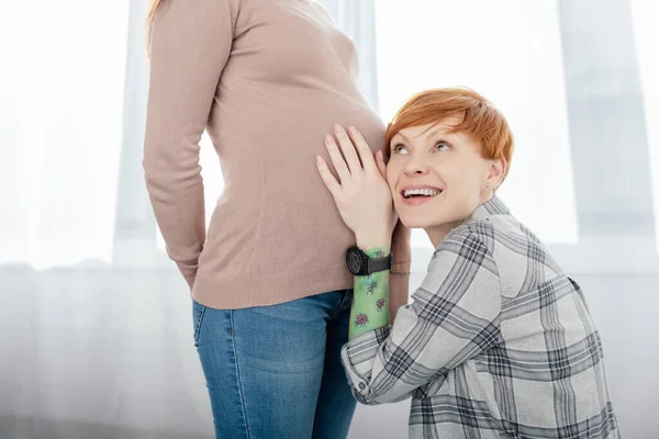 Mulher Sorridente Tocando Barriga Namorada Grávida Casa — Fotografia de Stock