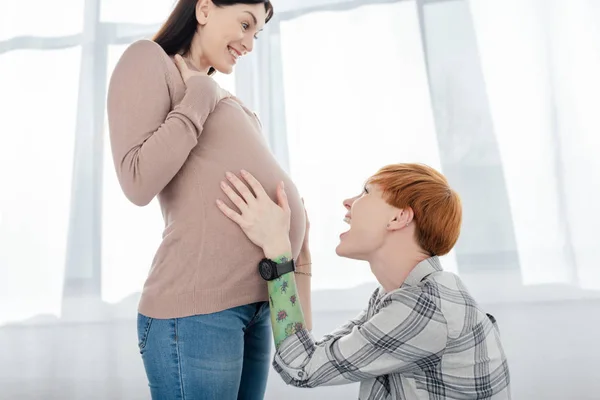 Vista Lateral Mujer Alegre Tocando Vientre Novia Embarazada Casa — Foto de Stock