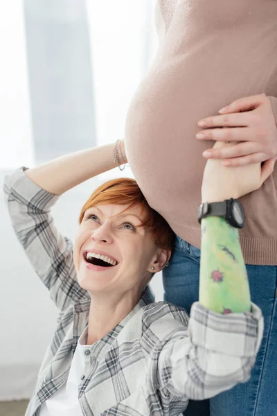Ευτυχισμένη Γυναίκα Αγγίζοντας Την Κοιλιά Της Εγκύου Φίλη Στο Σπίτι — Φωτογραφία Αρχείου