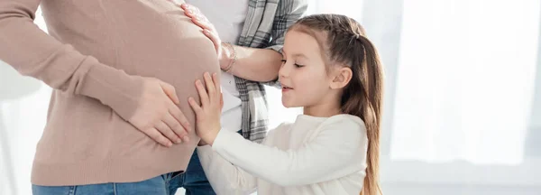 Panoráma Felvétel Gyermek Szülő Megható Hasa Terhes Nappaliban — Stock Fotó