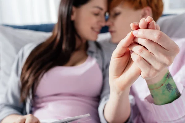 Foco Selectivo Mujer Cogida Mano Novia Sonriente Con Libro Cama —  Fotos de Stock