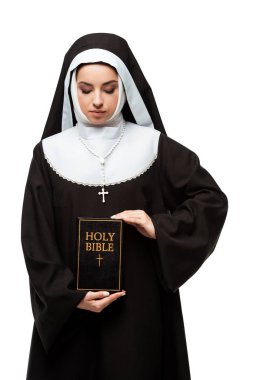 Güzel rahibe kutsal İncil 'i beyaz üzerine izole etti.