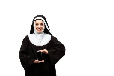 Güzel, neşeli rahibe beyaz ekranlı akıllı telefonu sunuyor.