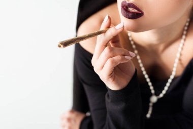 Gri yolda marihuana içen seksi rahibe manzarası.