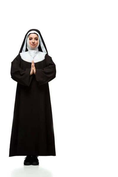 Schöne Junge Betende Nonne Steht Auf Weiß — Stockfoto