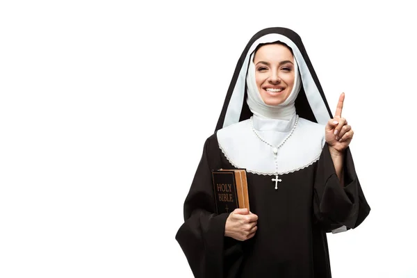 Fröhliche Nonne Hält Bibel Der Hand Und Zeigt Mit Idee — Stockfoto