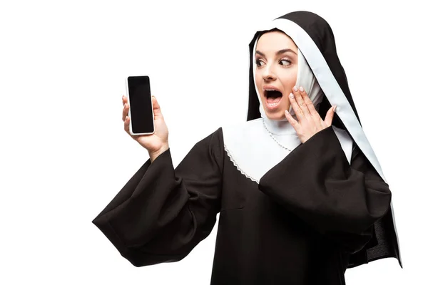 Überraschte Nonne Präsentiert Smartphone Mit Leerem Bildschirm — Stockfoto