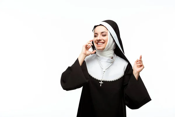 아름답고 수녀가 백인들에게 고립된 스마트폰으로 이야기하는 — 스톡 사진