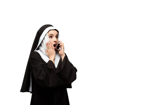 Şaşırmış Rahibenin Beyaz Telefondan Konuşması — Stok fotoğraf