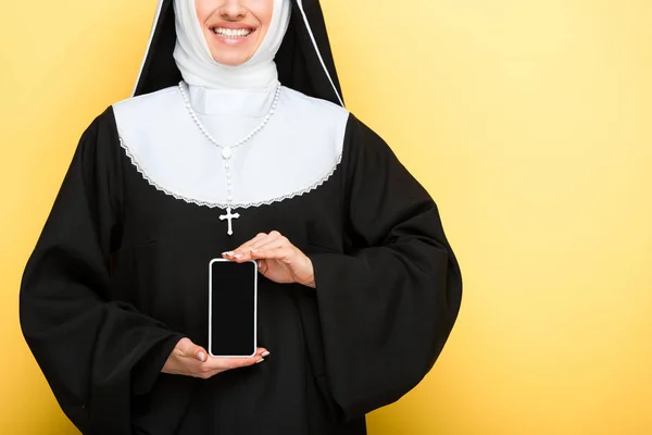 Vista Recortada Monja Presentando Smartphone Con Pantalla Blanco Amarillo — Foto de Stock