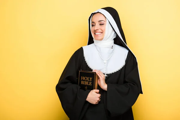Schöne Glückliche Nonne Mit Heiliger Bibel Auf Grau — Stockfoto