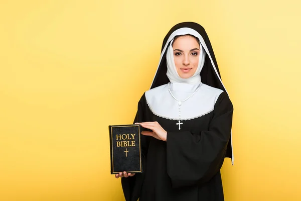 Hermosa Monja Sonriente Sosteniendo Sagrada Biblia Gris — Foto de Stock