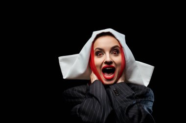 Kırmızı gözlü heyecanlı bir rahibe siyahların üzerine izole bir şekilde bağırıyor.
