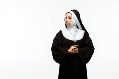Güzel düşünceli siyah elbiseli rahibe, beyaz tenli.