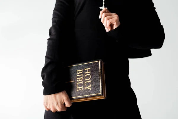 Обрізаний Вид Черниці Тримає Біблію Хрест Ізольований Сірому — стокове фото