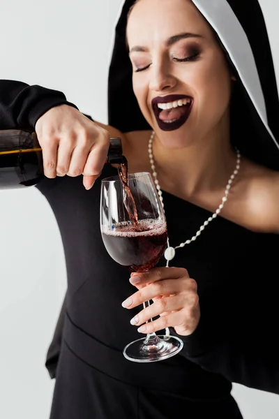 Емоційна Сексуальна Черниця Наливає Вино Пляшки Склянку Ізольовано Сірий — стокове фото