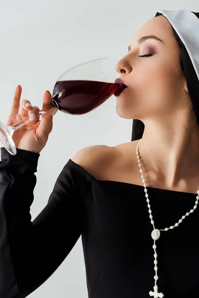 Attraktive Sinnliche Nonne Trinkt Rotwein Aus Glas Isoliert Auf Grau — Stockfoto