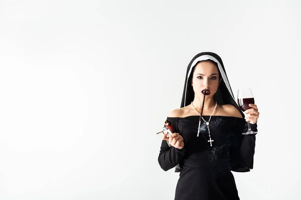 Привлекательная Монахиня Зажигалкой Бокалом Вина Курящая Сигарету Мундштуке Изолированной Сером — стоковое фото