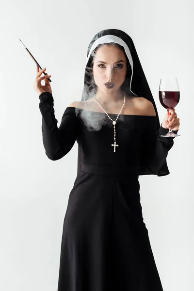 Страстная Монахиня Бокалом Вина Курит Сигарету Мундштук Изолирован Серый — стоковое фото