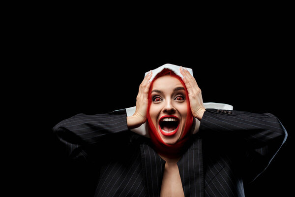 удивленный демоническая монахиня с красными глазами кричать изолированы на черный
