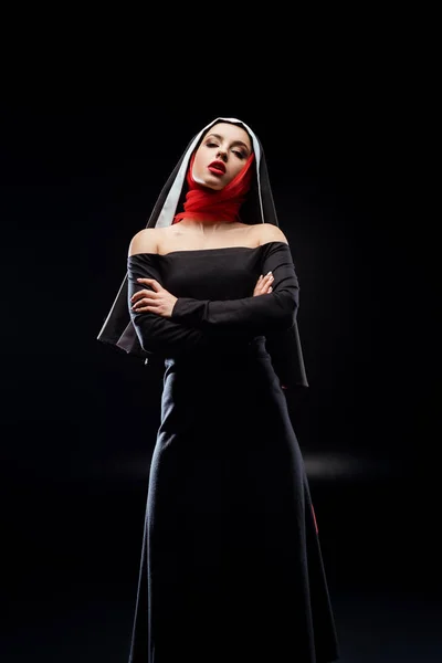 Schöne Sexy Nonne Posiert Schwarzem Kleid Und Rotem Schal Stehend — Stockfoto