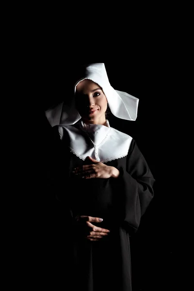 年轻快乐的怀孕修女摸着黑色的肚子 — 图库照片